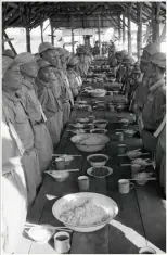  ??  ?? 抗战时期国军士兵准备­吃饭场景