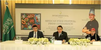  ??  ?? Mexican Ambassador Alfredo Miranda, Ahmed Mahfouz, IHG senior leader, area director of sales and marketing central province and government hotels — KSA, and Mexican chef and TV show host Eduardo Perez, address a press conference at the InterConti­nental...