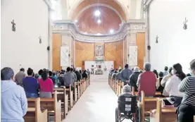  ?? ?? Cientos de feligreses acuden a misa a la Iglesia de Nuestra Señora de los Ángeles