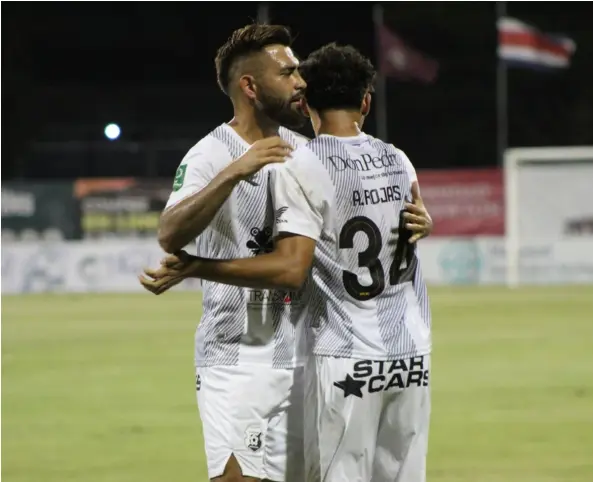  ?? CORTESÍA HEREDIANO ?? Juan Miguel Basulto felicitó al juvenil Andy Rojas luego de su anotación ante Liberia.