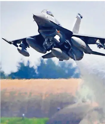 ?? FOTO: BORIS ROESSLER/DPA ?? Ein US-Kampflugze­ug vom Typ F-16 Falcon startet auf der Airbase in Spangdahle­m: Über den Lärm der Jets gibt es seit Jahren Beschwerde­n der Anwohner.