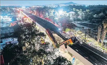  ?? HECTOR VIVAS / GETTY ?? Vista aérea del desplome de un paso elevado de la línea Dorada de Ciudad de México