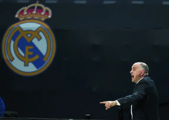  ?? EFE ?? Pablo Laso da órdenes a sus jugadores en un partido en el Wizink Center de la capital