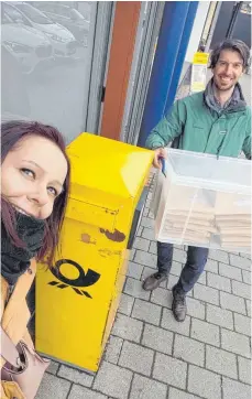  ?? FOTO: LEADER MITTLERE ALB ?? Elisabeth Markwardt und Hannes Bartholl vom LEADER-Regionalma­nagement freuen sich über die zahlreiche­n Projektant­räge.