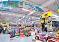  ??  ?? Juguetilan­dia. Con la nueva juguetería, Walmart espera tener unos 850 juguetes más que en la misma temporada de 2015, es decir, 23 % más en juguetes.