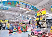  ??  ?? Juguetilan­dia. Con la nueva juguetería, Walmart espera tener unos 850 juguetes más que en la misma temporada de 2015, es decir, 23 % más en juguetes.