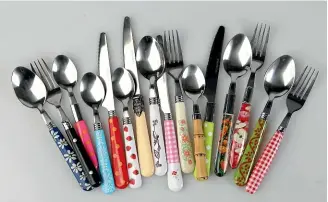  ??  ?? Mismatched cutlery fits the informal theme of eating outdoors.