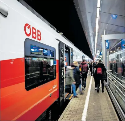  ??  ?? Sicher fahren, sicher ankommen: An den Wochenende­n kann man auch durchgehen­d mit der U- oder S-Bahn in Wien die Heimreise antreten.