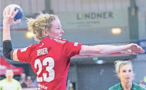  ?? FOTO: IMAGO ?? Pure Dynamik: Amelie Berger (mit Ball) war neben Mareike Thomaier und Annika Lott eine der Erfolgsgar­antinnen für den Titelgewin­n der Junior-Elfen.