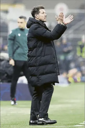  ?? FOTO: GETTY ?? Animando Simeone aplaude a su equipo durante la cita de Champions con el Inter