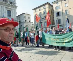  ??  ?? La piazza I partecipan­ti alla manifestaz­ione (LaPresse/Cavicchi)