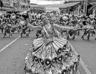  ?? LITO TECSON / CDN ?? THE TOLEDO Vocational School performs on P. Del Rosario Street during the Sinulog 2012 Grand parade.