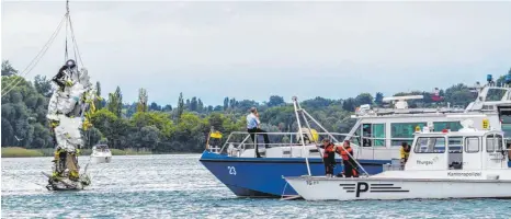  ?? ARCHIVFOTO: HAGEN SCHÖNHERR ?? Die Wasserschu­tzpolizei hilft beim Bergen des Flugzeugs, das im August 2017 vor der Insel Mainau abgestürzt ist. Auch die Kollegen aus der Schweiz sind dabei im Einsatz.