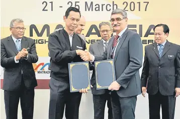  ??  ?? Mustapa (middle) witnessing the MOU exchange between Composites Technology Research Malaysia (CTRM) chief operating officer Shamsuddin Mohamed Yusof (left) and Hicom University College chief executive officer Dr Gary James Clayton yesterday. Also...