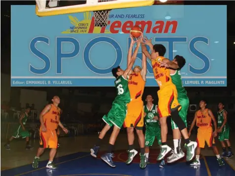  ?? CYRIL CAMPOREDON­DO ?? Players from the UV Baby Lancers and the USJ-R Baby Jaguars battle for the loose ball during their secondary basketball match in the 13th CESAFI season last night at the Cebu Coliseum. UV won, 66-57.