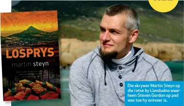  ??  ?? Die skrywer Martin Steyn op die rotse by Llandudno waarheen Steven Gordon op pad was toe hy ontvoer is.