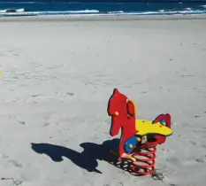  ?? Foto: dpa ?? Nix mit Strand? Einige fordern, die Sommerferi­en zumindest zu verkürzen.