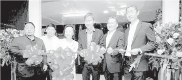  ??  ?? Jonathan Kwong, Country Manager, Kohler Philippine­s; Collin Go, Sales Manager, Filmon Hardware; Angel Yang, President, Kitchen & Bath Asia Pacific, Kohler Co.; Clement Go, General Manager, Filmon Hardware; Adam Quek, General Manager & Commercial...