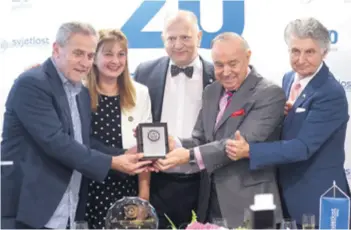  ??  ?? Dr. Gabriću na nagradi su čestitali i zagrebački gradonačel­nik Milan Bandić i Vladimir Kraljević