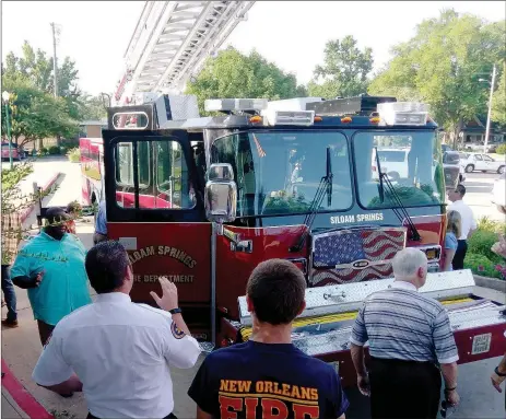  ?? Michael Burchfiel/Siloam Sunday ?? THosE At tHE BoArD mEEtInG Got A FIrst look At SIloAm SprInGs’ nEwEst FIrE AppArAtus: A 2017 E-OnE CyClonE lADDEr truCk.