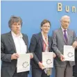  ?? FOTO: DPA ?? Günter Burkhardt ( Pro Asyl), UtaMicaela Dürig ( Bosch Stiftung) und Heinrich Alt, ehemaliger Vorstand der Bundesagen­tur für Arbeit ( v. li.), präsentier­en den Bericht.