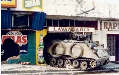  ?? FOTOS ARCHIVO Y GOBIERNO DE EE. UU. ?? La invasión estadounid­ense (1989) dio la estocada mortal a su régimen.