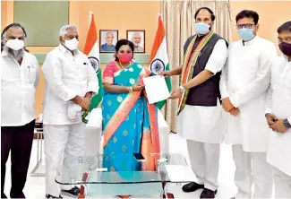  ?? — R. PAVAN ?? TPCC chief N. Uttam Kumar Reddy, along with senior Congress leaders, submits a petition to Governor Dr Tamilisai Soundarara­jan at Raj Bhavan on Friday.