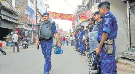  ?? DEEPAK GUPTA/HT PHOTOS ?? ■ Security personnel deployed in Khurshedba­gh area near the deceased’s residence in Lucknow.