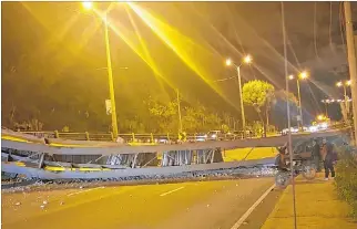  ?? JAIME MARÍN / EXPRESO ?? Accidente. La estructura fue derribada en su totalidad, provocando el cierre de los 6 carriles de la vía.