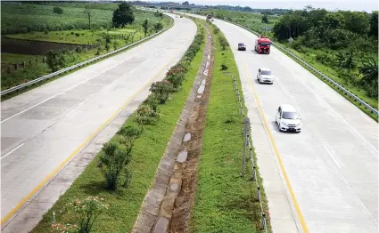  ?? SOFYAN/JAWA POS RADAR MOJOKERTO ?? LENGANG: Suasana di salah satu seksi ruas tol Jombang–Mojokerto yang relatif sepi. Diprediksi, terjadi penurunan volume kendaraan sepanjang liburan tahun baru.