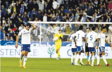  ?? JAIME GALINDO ?? El lamento Iván Azón, en primer plano y junto a varios de sus compañeros, en el partido ante el Huesca. -