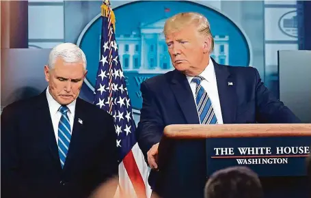  ?? FOTO REUTERS ?? „Do Velikonoc se země otevře.“Donald Trump (vpravo vedle viceprezid­enta Mikea Pence) couvá z uvádění drastickýc­h opatření proti koronaviru.