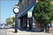  ?? BRIANA CONTRERAS — THE MORNING JOURNAL ?? A street clock in front of the Duane Building, 401 Broadway in Lorain. The clock is one of the four in the downtown and Broadway area that do not fully function or function at all.