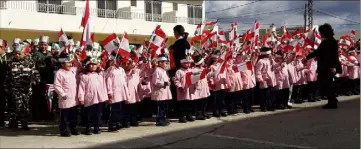  ??  ?? Direction les écoles du sud du Liban, grâce à la Marine nationale et au e groupe de transit maritime.