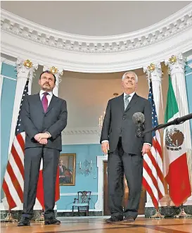  ??  ?? El funcionari­o mexicano y el secretario de Estado de EU, Rex Tillerson.