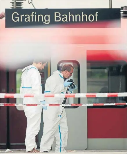  ?? JOHANNES SIMON / GETTY ?? La policía examina el lugar del acuchillam­iento, en la estación de Grafing (Baviera)