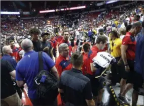  ?? STEVE MARCUS - THE ASSOCIATED PRESS ?? Players and staff leave the court after an earthquake during an NBA summer league basketball game between the New York Knicks and the New Orleans Pelicans on Friday, July 5, 2019, in Las Vegas.
