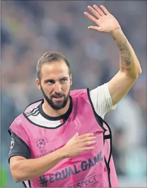  ??  ?? Gonzalo Higuaín calienta antes de jugar un partido de la Champions con la Juve.