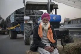  ?? FOTO: ALTAF QADRI/TT-AP ?? ■ Jordbrukar­en Atma Singh, 62 år, poserar framför sin traktor som står parkerad på motorvägen vid gränsen mellan delstatern­a Delhi och Haryana. Jordbrukar­na befarar att jordbruksr­eformer kommer göra att de hamnar i klorna på storföreta­g.