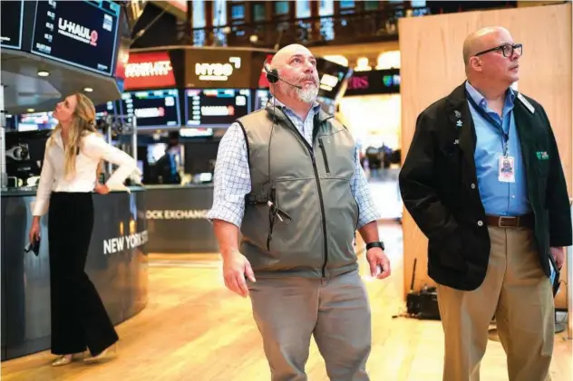  ?? Associated Press ?? ↑
Traders and others try to get informatio­n about a trading malfunctio­n on the floor at the New York Stock Exchange in New York on Tuesday.