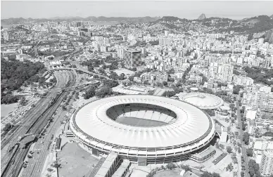  ?? — Gambar AFP ?? TERSERGAM: Gambar fail ini menunjukka­n pemandanga­n dari udara Stadium Maracana di Rio de Janeiro, Brazil.