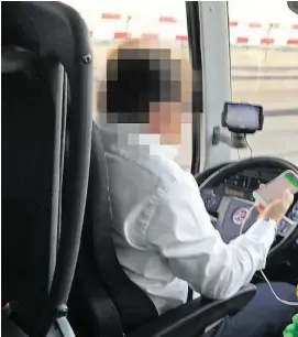  ??  ?? Mitte Oktober erwischte eine Leserin einen Flixbus-Chaffeur während der Fahrt am Handy.