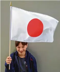  ?? Foto: Susanne Rummel ?? Sarah lässt die Flagge von Japan im Wind wehen.