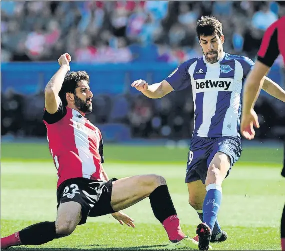  ?? FOTO: JUAN ECHEVERRÍA ?? Manu García El capitán del Alavés es uno de los deportista­s que participan en la iniciativa solidaria para reunir material en apoyo de los sanitarios