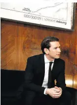  ??  ?? Alfred Gusenbauer arbeitete als Kanzler 2007/’08 vor einem Foto von Andreas Gursky (links). Sebastian Kurz empfing vor Olaf Ostens am Kopf stehender Europakart­e zahlreiche Gäste und sprach mit ihnen auch über das Bild (rechts)