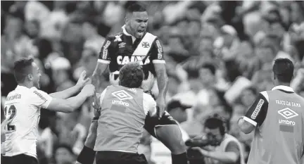  ??  ?? Festejos de Cley após marcar ao Fluminense e estragar festa de Ronaldinho no Maracanã.