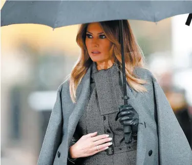  ?? PHOTO AFP ?? La Première dame américaine, dimanche, lors d’une cérémonie présentée à l’arc de triomphe de Paris en l’honneur du 100e anniversai­re de l’armistice de la Grande Guerre.