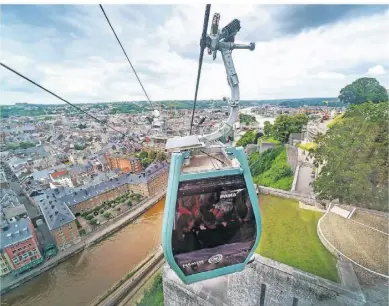  ?? FOTO: DENIS CLOSON ?? Mit einer Kabinensei­lbahn können Besucher seit Sommer 2021 auf die Esplanade der Zitadelle hinauffahr­en – und dabei auch die tolle Aussicht genießen.