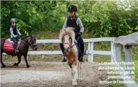  ?? ?? Les parents n’hésitent plus à faire porter à leurs enfants un gilet de protection pour la pratique de l’équitation.