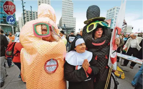  ?? FOTO: AFP ?? 2011 protestier­ten diese Demonstran­ten als Kondome verkleidet in Berlin gegen die Sexualmora­l.